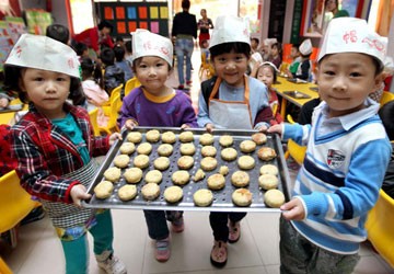 Trẻ em một trường mẫu giáo ở tỉnh Sơn Tây học làm bánh Trung thu. Ảnh: THX.jpg